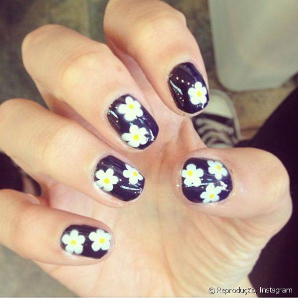 Em seu Instragram Alexa Chung publicou uma vers?o da nail art com fundo escuro e flores claras